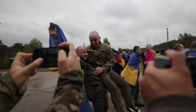 Two soldiers from 12th Special Forces Brigade Azov return from Russian captivity