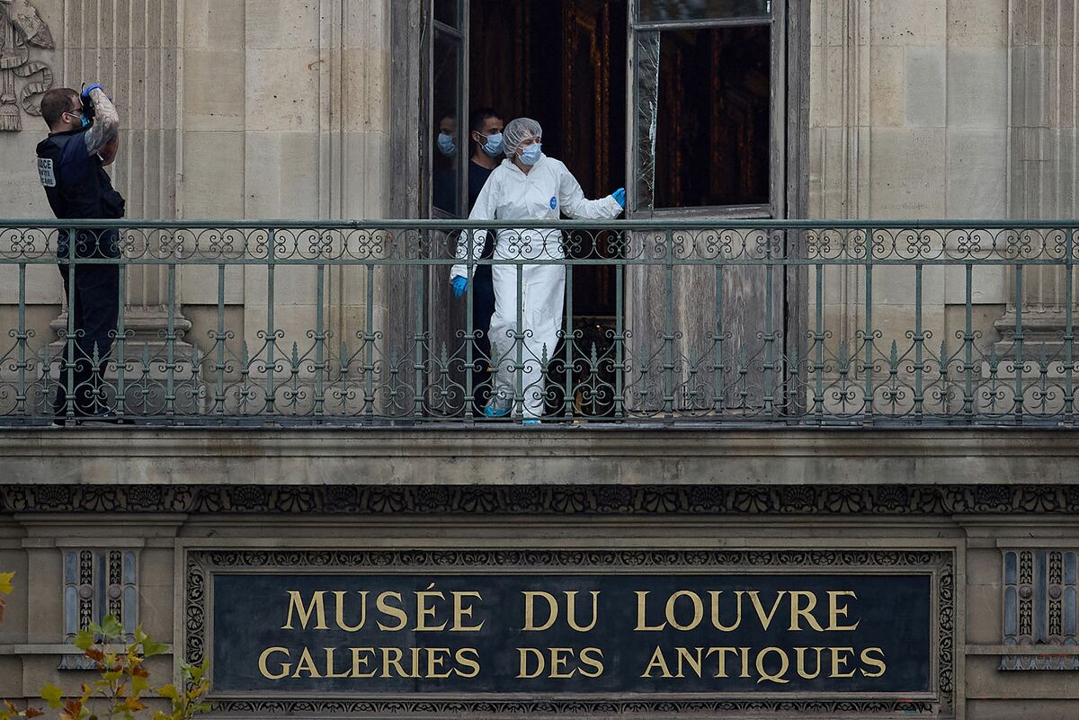 France’s Louvre Struck by Thieves in Daring Daytime Jewel Heist