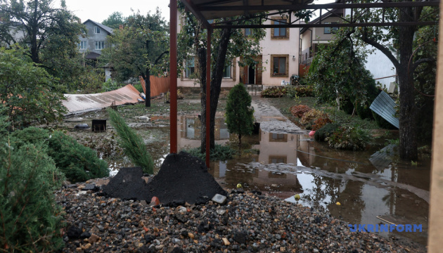 384 apartment buildings and 286 private homes flooded