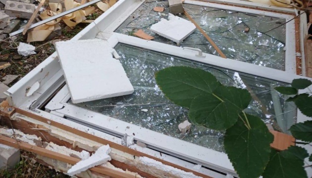 Russian forces shell Zelenivka in Kherson region, shell hits apartment building
