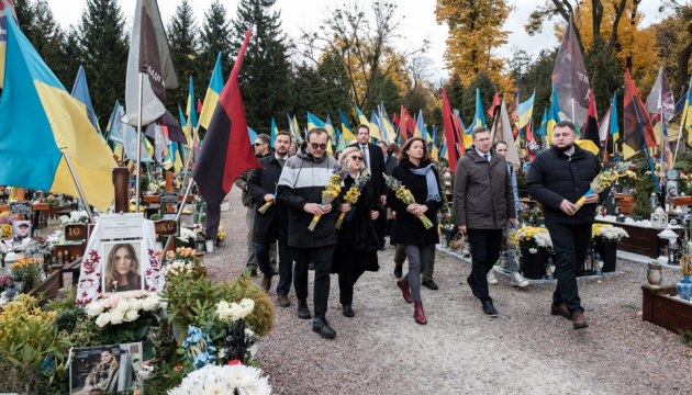 Slovenian foreign minister honors fallen soldiers in Lviv
