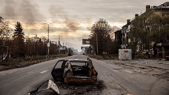 Volunteers evacuate civilians from war-torn Kostiantynivka