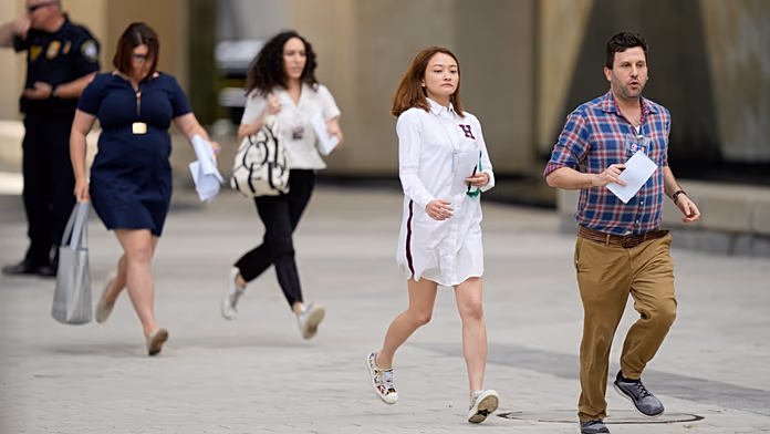 Reporters turn in access badges, exit Pentagon in protest against new reporting rules