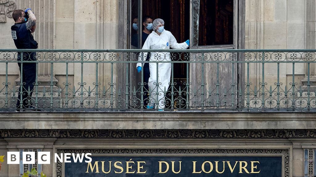 Louvre failed to spot jewel thieves early enough, says museum boss