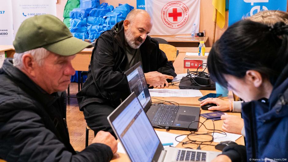 Residents flee Kupiansk as Russia pushes offensive – DW – 10/09/2025