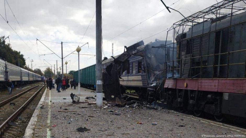 Russia hits passenger train, injures dozens – DW – 10/04/2025