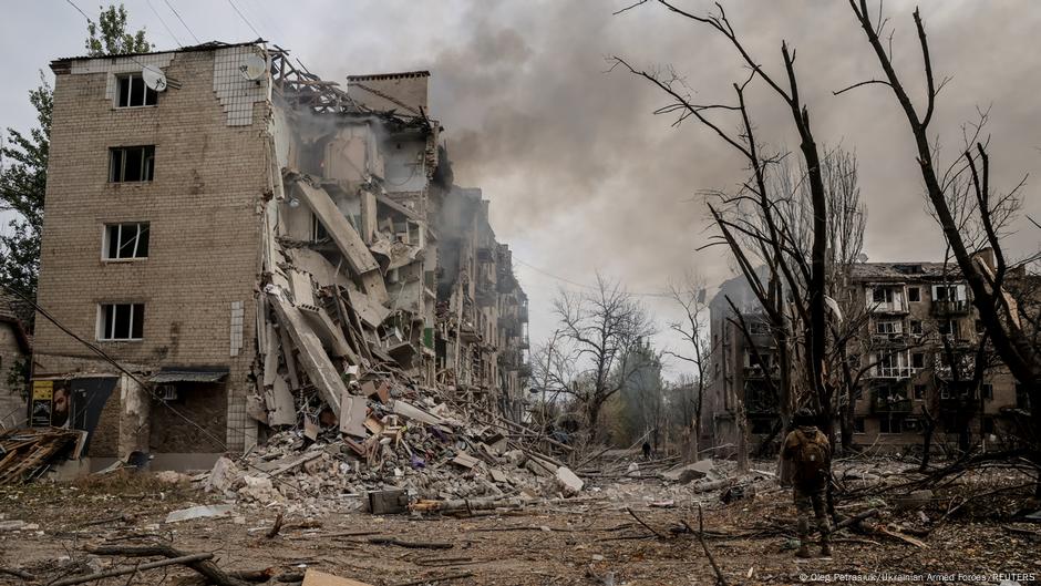 NATO seeks drone defense amid Russian airspace incursions – DW – 10/15/2025