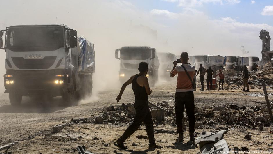 Israel allows aid into Gaza after more hostages return – DW – 10/15/2025