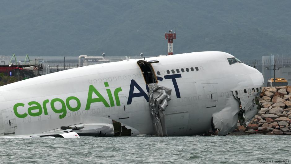 Two die as cargo plane skids off Hong Kong runway into sea – DW – 10/20/2025