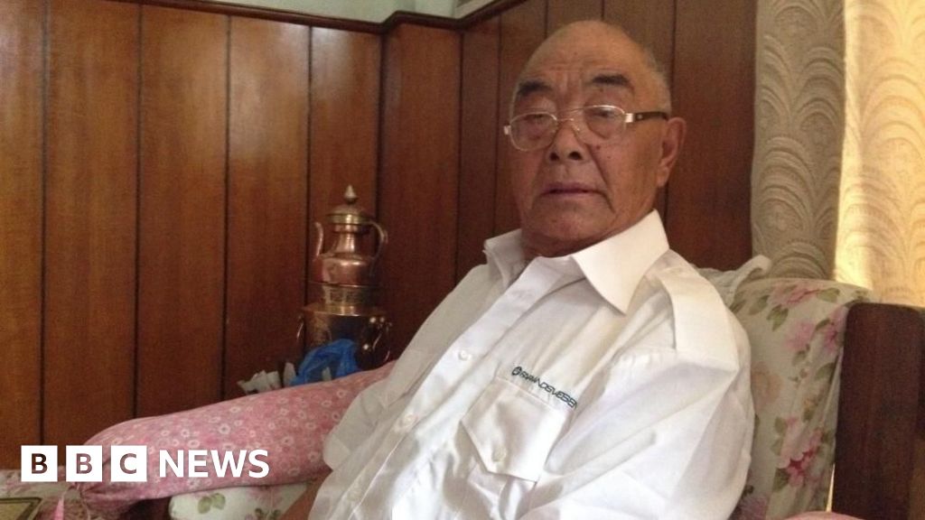 Last surviving member of first team to scale Everest dies aged 92