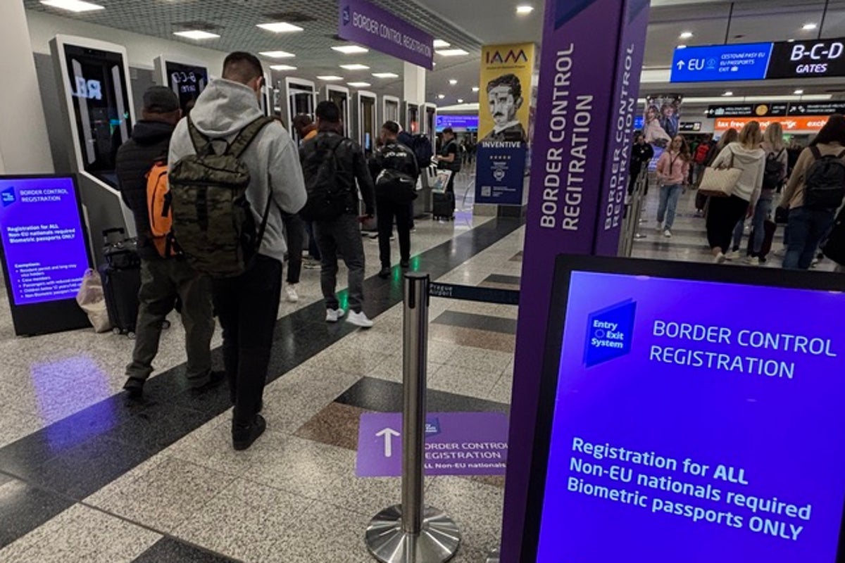 Czech checkpoint: Man versus machine at Prague airport