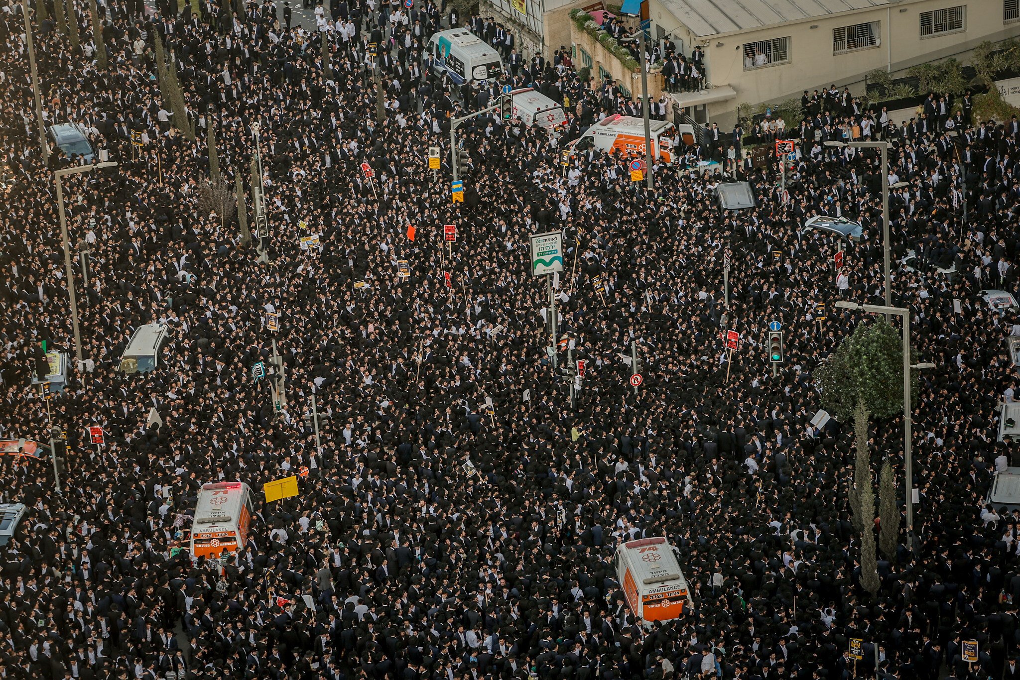 200,000 ultra-Orthodox men block entry to Jerusalem in protest against serving in IDF