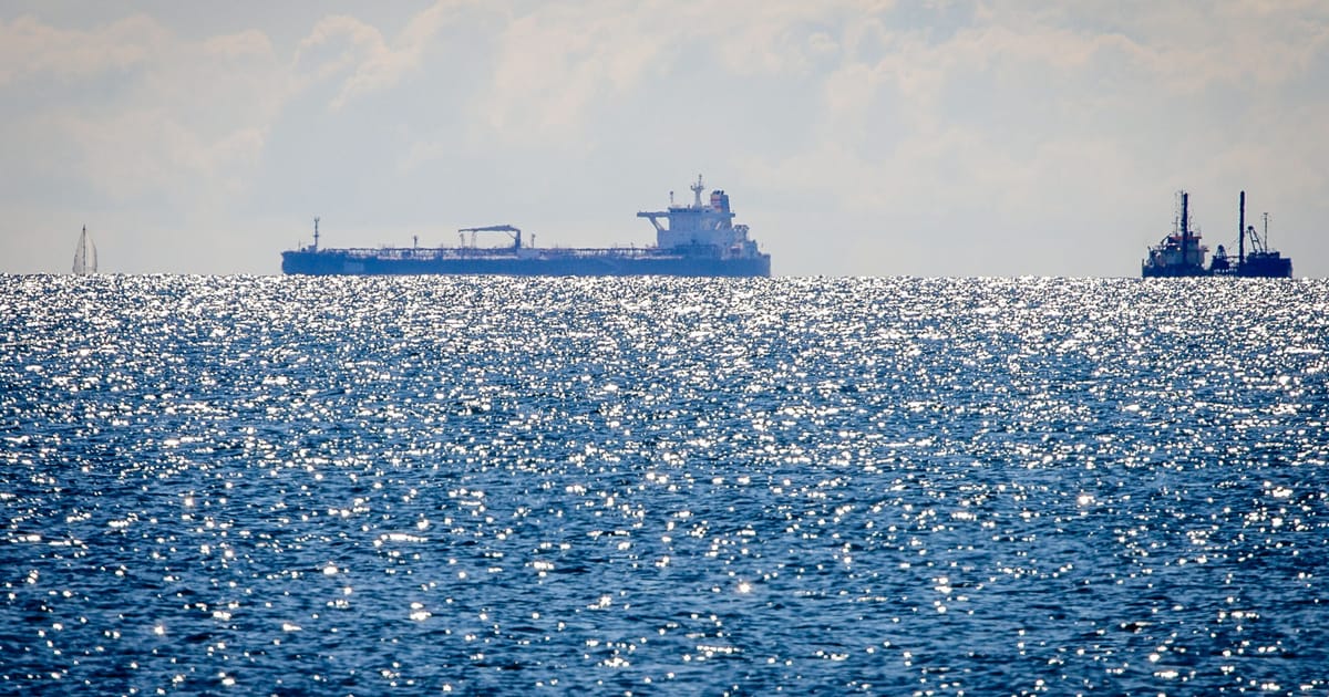 Flotte fantôme russe : des navires continuent de déverser du pétrole dans les eaux européennes, malgré les sanctions