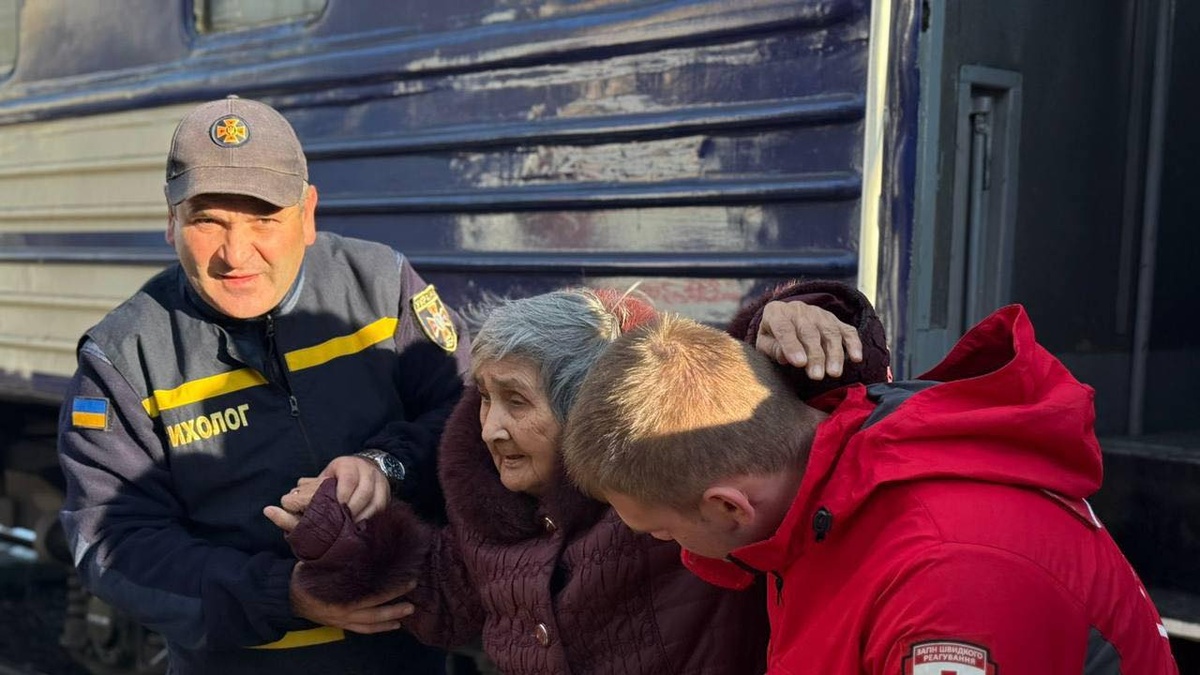 URCS volunteers meet evacuation train in Zhytomyr region