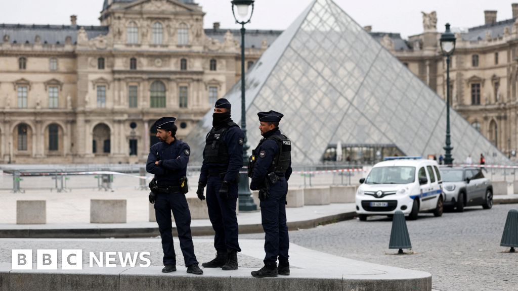 Arrests over theft of jewels at Louvre, police say