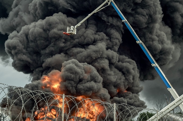 Ukraine once again targets a Russian oil refinery 1,400 kilometers from the border, with Kyiv receiving US-provided intelligence.