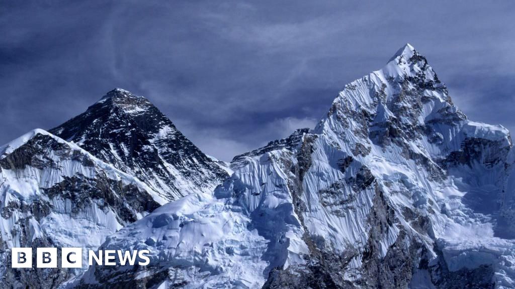Snowstorm traps 1000 people on slopes of Mount Everest