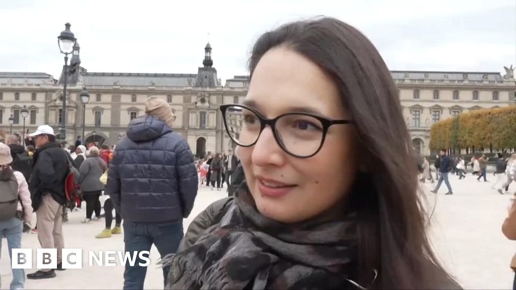 Paris tourists surprised at Louvre jewel theft