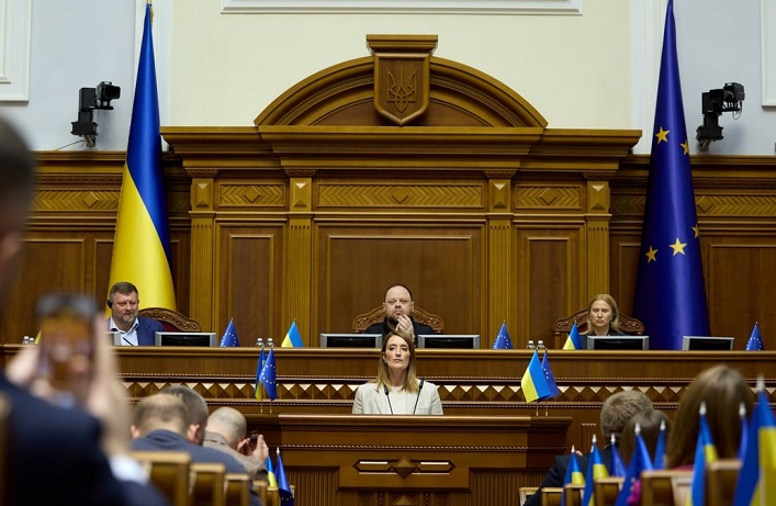 The European Parliament gives its assurance that EU accession negotiations for Ukraine and Moldova will start by the end of the year.