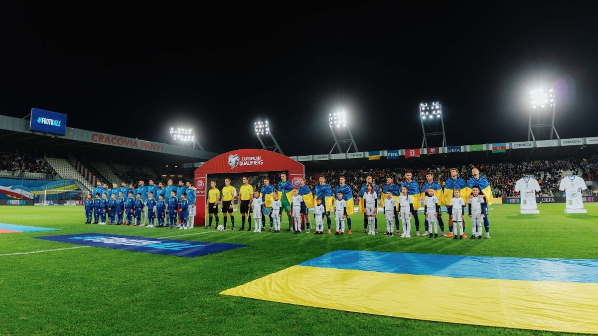 Children of servicemen undergoing rehabilitation at Recovery Centers led Ukraine and Azerbaijan national teams onto the field in Kraków