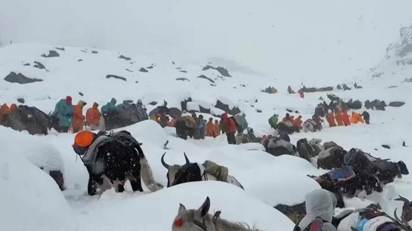 Hundreds of hikers rescued from Mount Everest after severe snowstorm : NPR