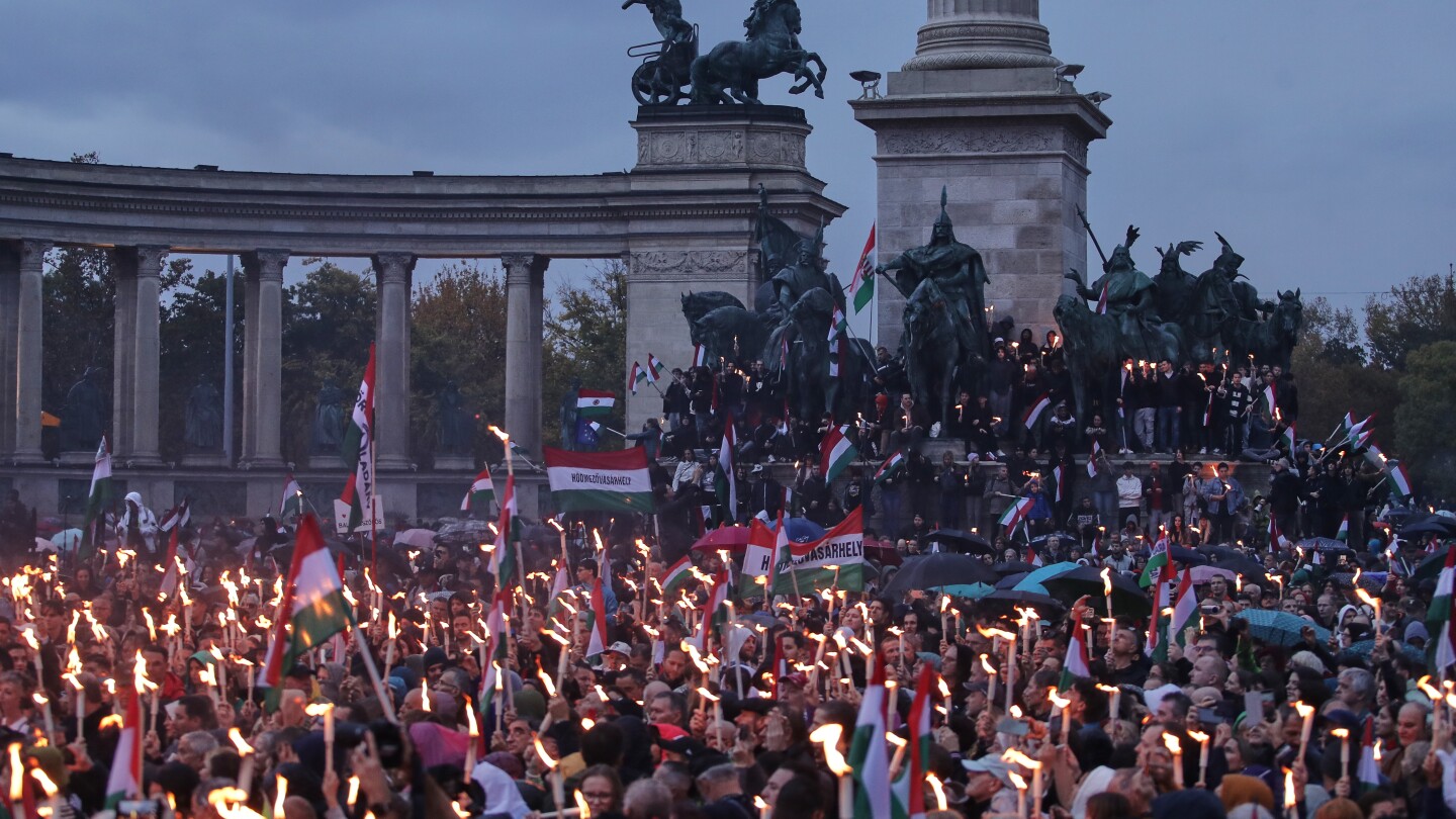 Hundreds of thousands of Hungarians attend rival rallies in Budapest