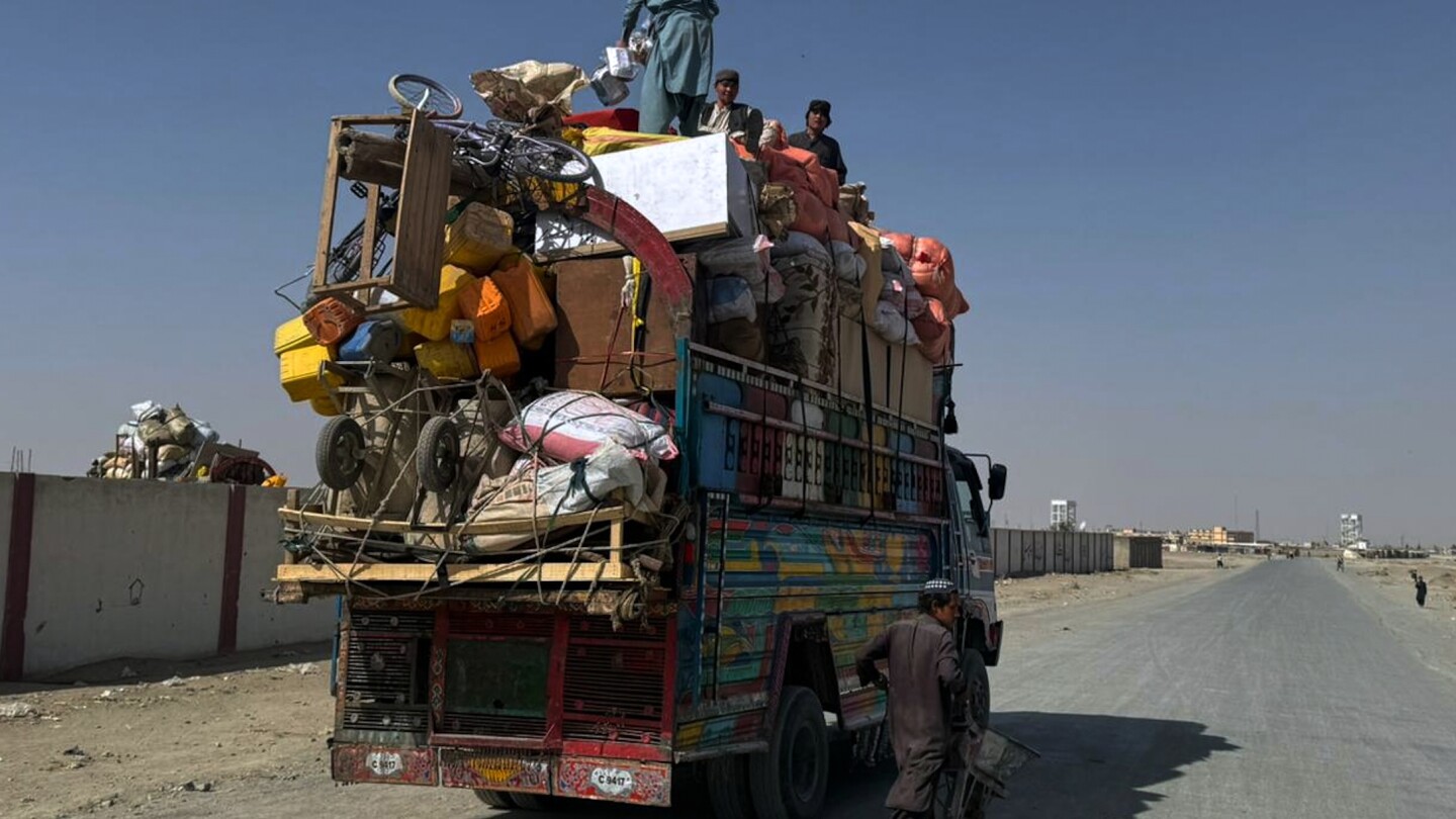 Afghanistan and Pakistan say they will respect ceasefire