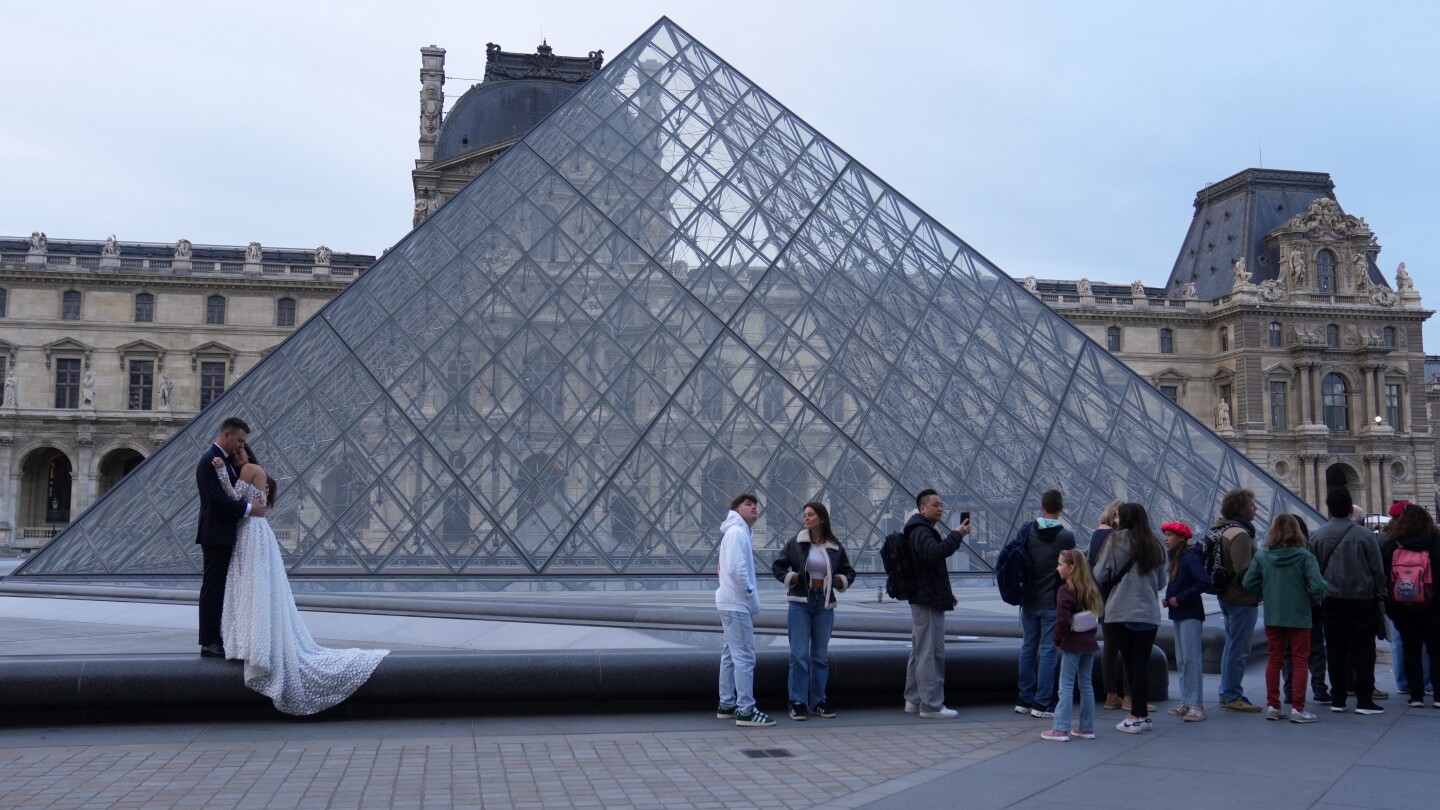 A timeline of the jewel heist at the Louvre in Paris