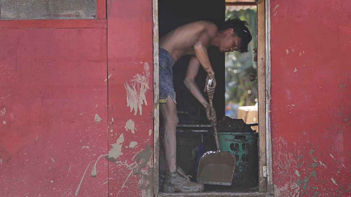 Video. Millions affected as typhoon Kalmaegi hits Philippines