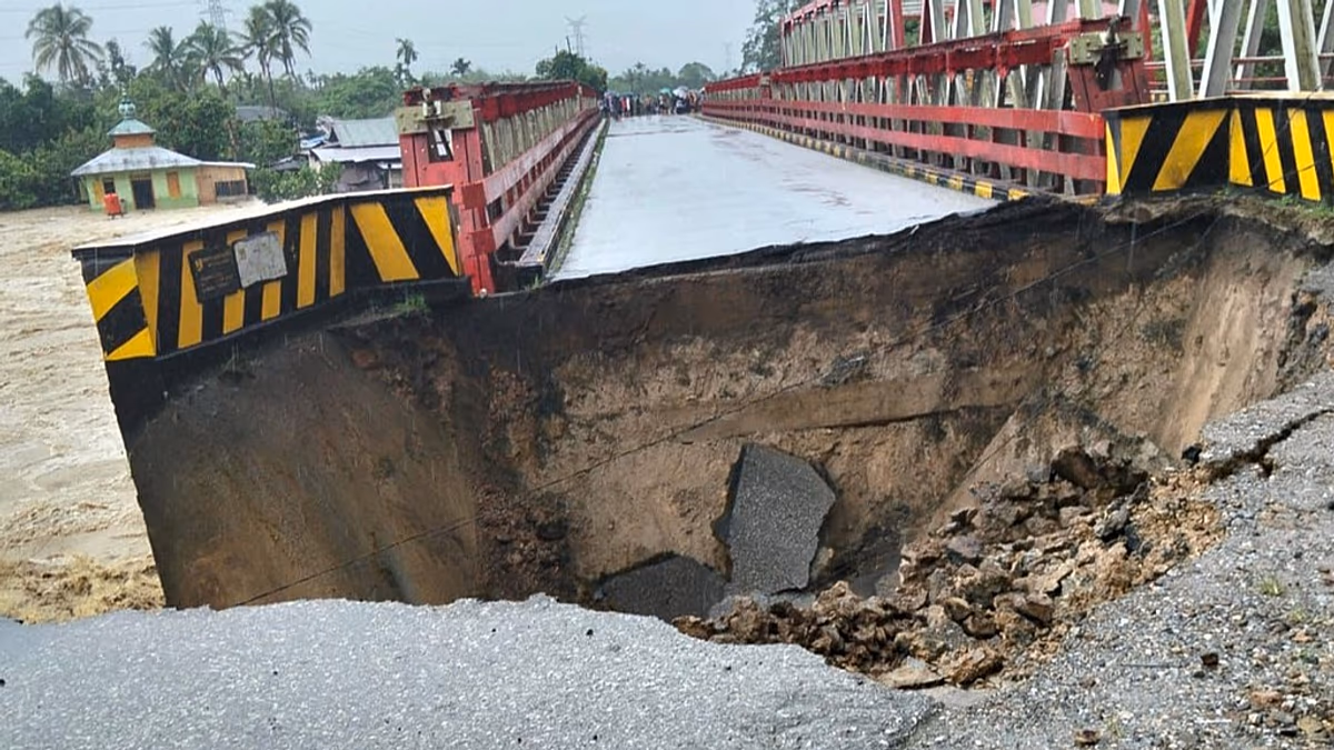 At least 10 killed and six missing as flash floods, landslides hit Indonesian island of Sumatra