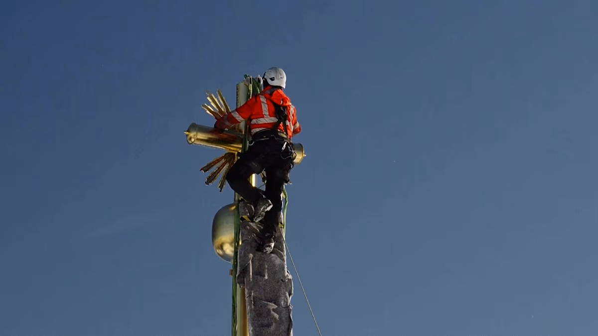 Video. Germany’s Zugspitze summit cross returns for ski season