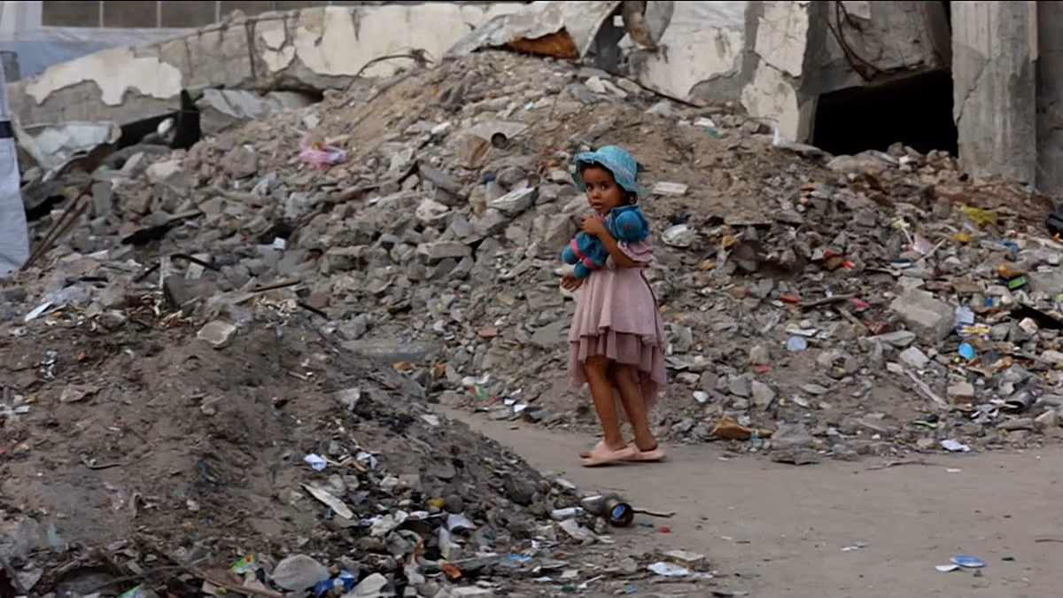 Video. Gaza residents rebuild daily lives amid the ruins