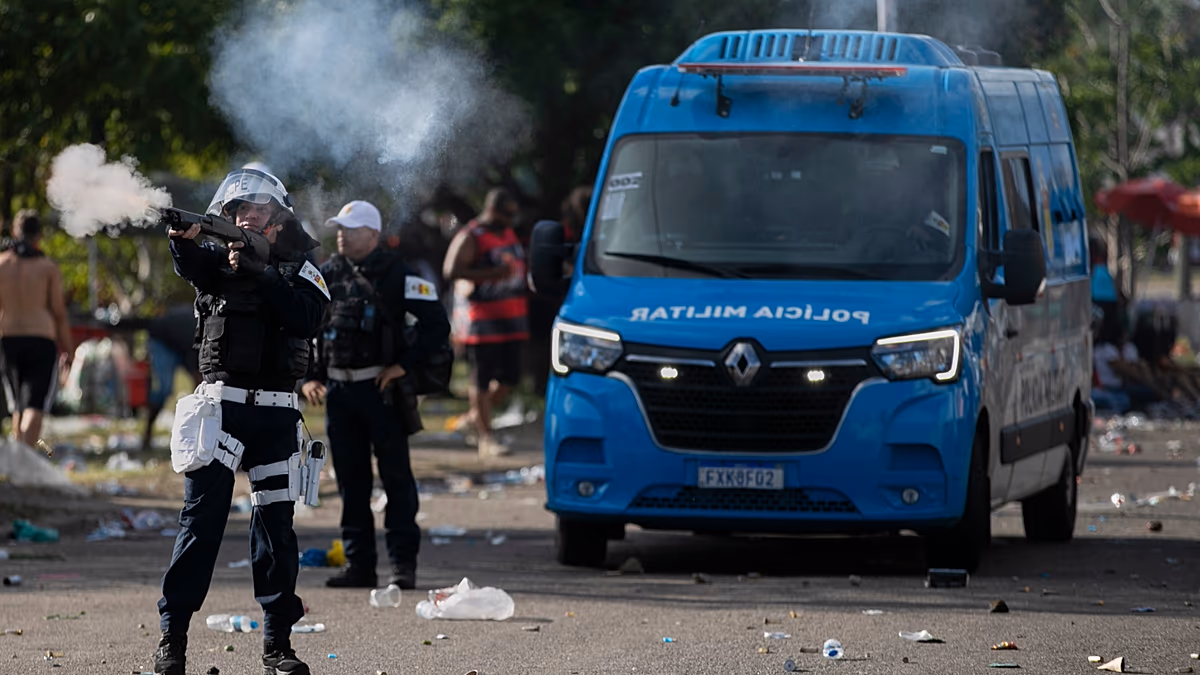 Video. Flamengo fans clash with police at Rio airport