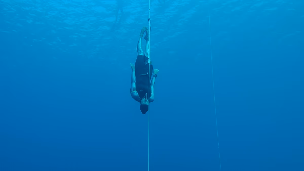 Video. Ukrainian freediver Kateryna Sadurska breaks 86m no fins dive record in Dominica