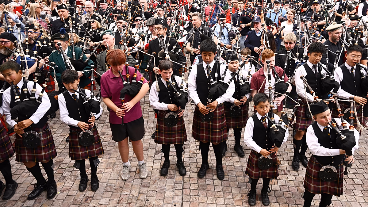 Video. Bagpipers in Melbourne set world record with AC/DC performance