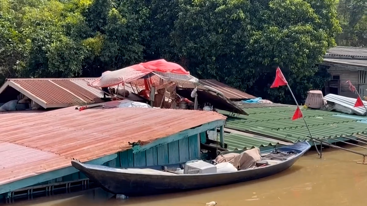 Video. Flooding forces Thai man to live on his roof for weeks