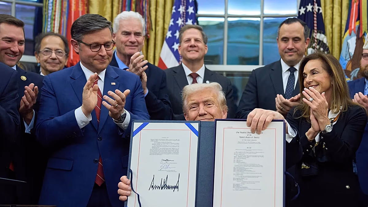 Video. Trump signs funding bill, bringing an end to the 43-day government shutdown