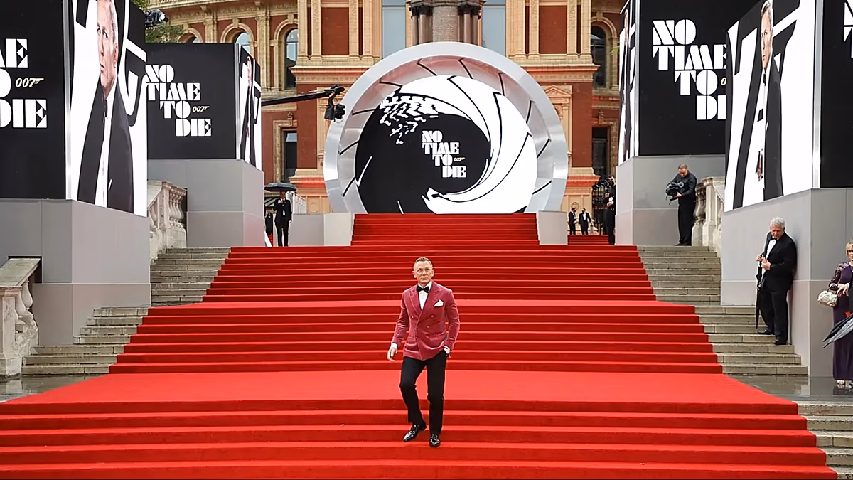 UK court jails James Bond fantasist for seven years for attempting to spy for Russia