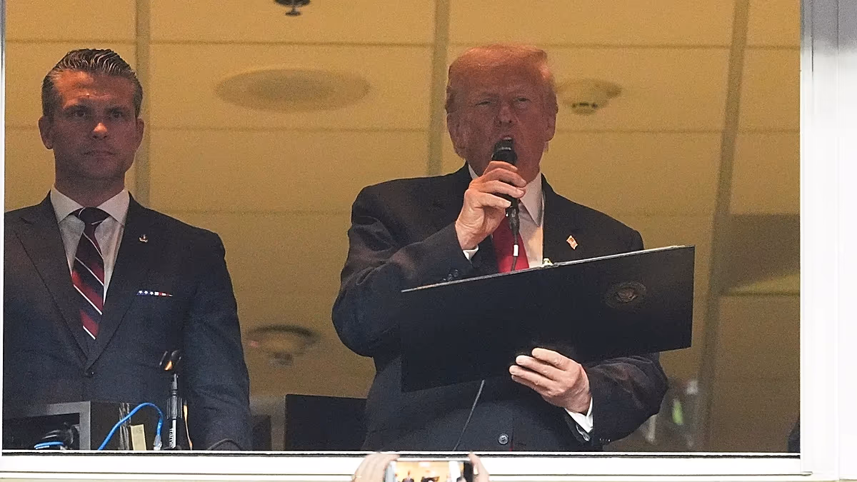 Video. Donald Trump cheered and booed as first sitting US president at regular-season NFL game since 1978