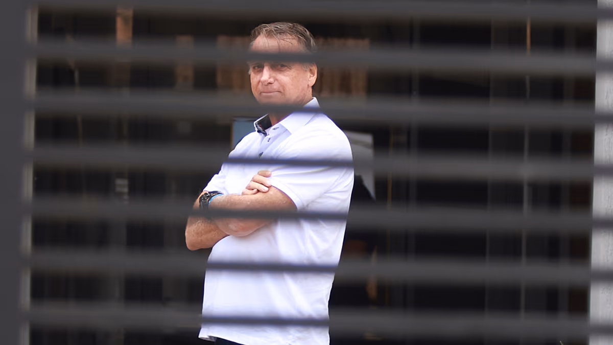 Court orders Bolsonaro’s arrest after suspicion that he tried to remove electronic bracelet