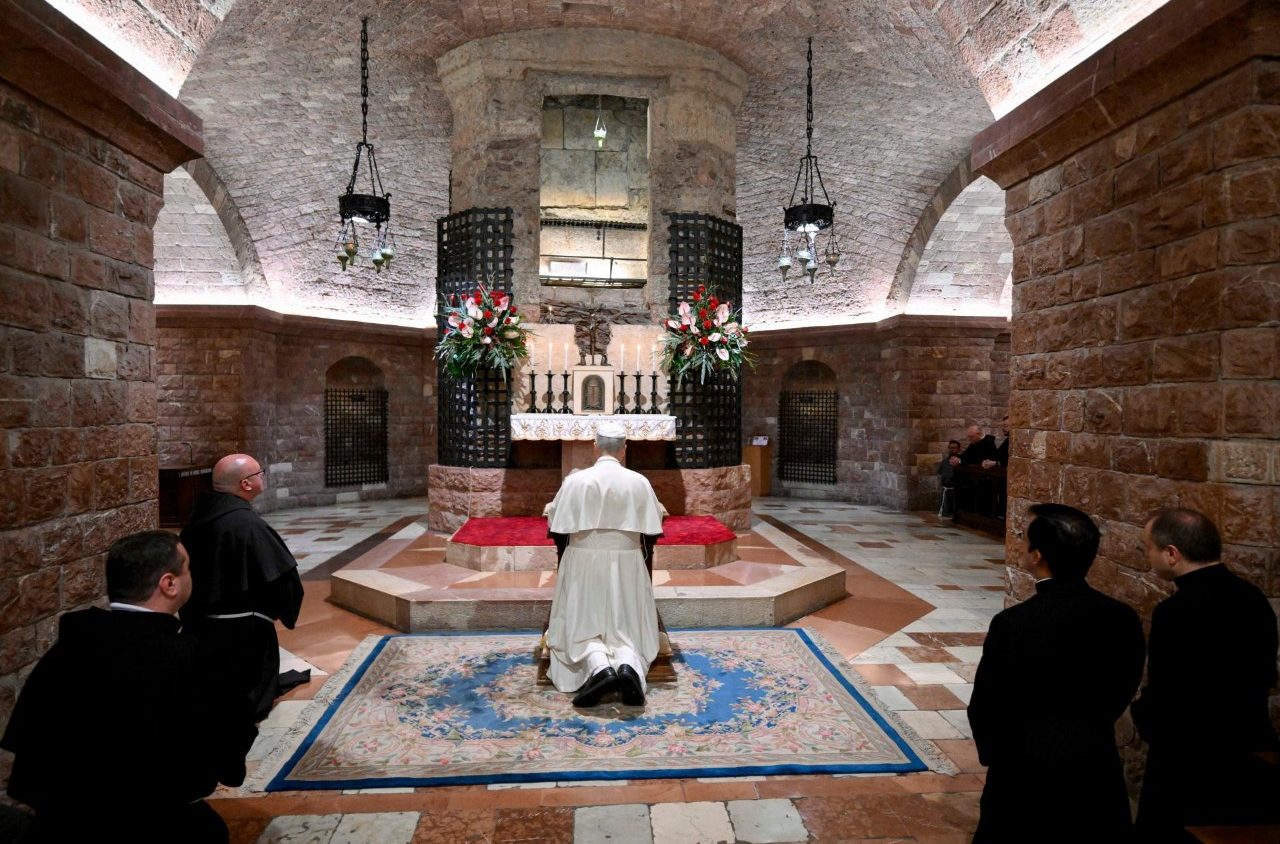 Pope Leo visits tomb of St Francis in Assisi