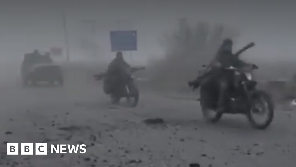 Russian forces use fog cover to push further into key Ukraine town