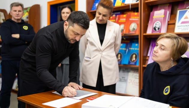 Zelensky spoke with veterans undergoing rehabilitation at Trinity Hub center