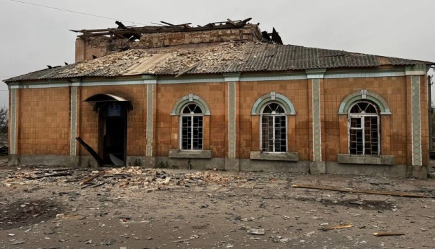Invaders shell center of Novhorod-Siverskyi in Chernihiv region at night