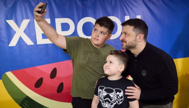 Zelensky meets with children in Kherson