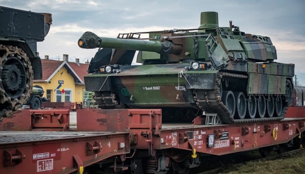 Unknown drone monitors Leclerc tank convoy in France