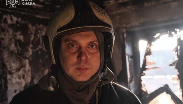 Rescuer extinguishes fire in his own apartment