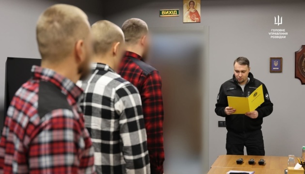 Budanov honors DIU Special Forces and presents them with unique knives bearing his signature