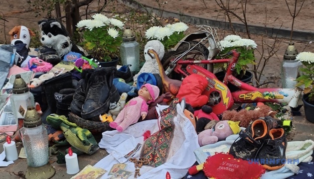 In Ternopil, people bring flowers and candles to building destroyed by Russia
