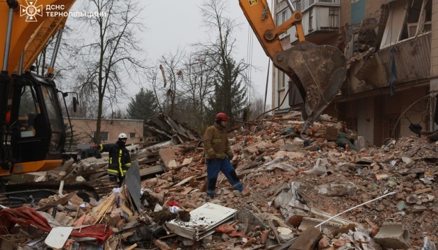 Search and rescue operations continue for second day in Ternopil at site of Russian strike
